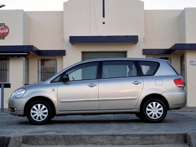 Toyota Avensis Verso photo 24