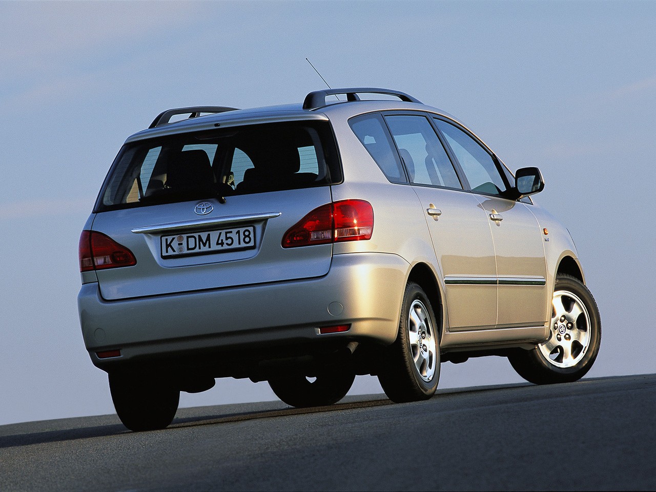 Toyota Avensis Verso photo 26