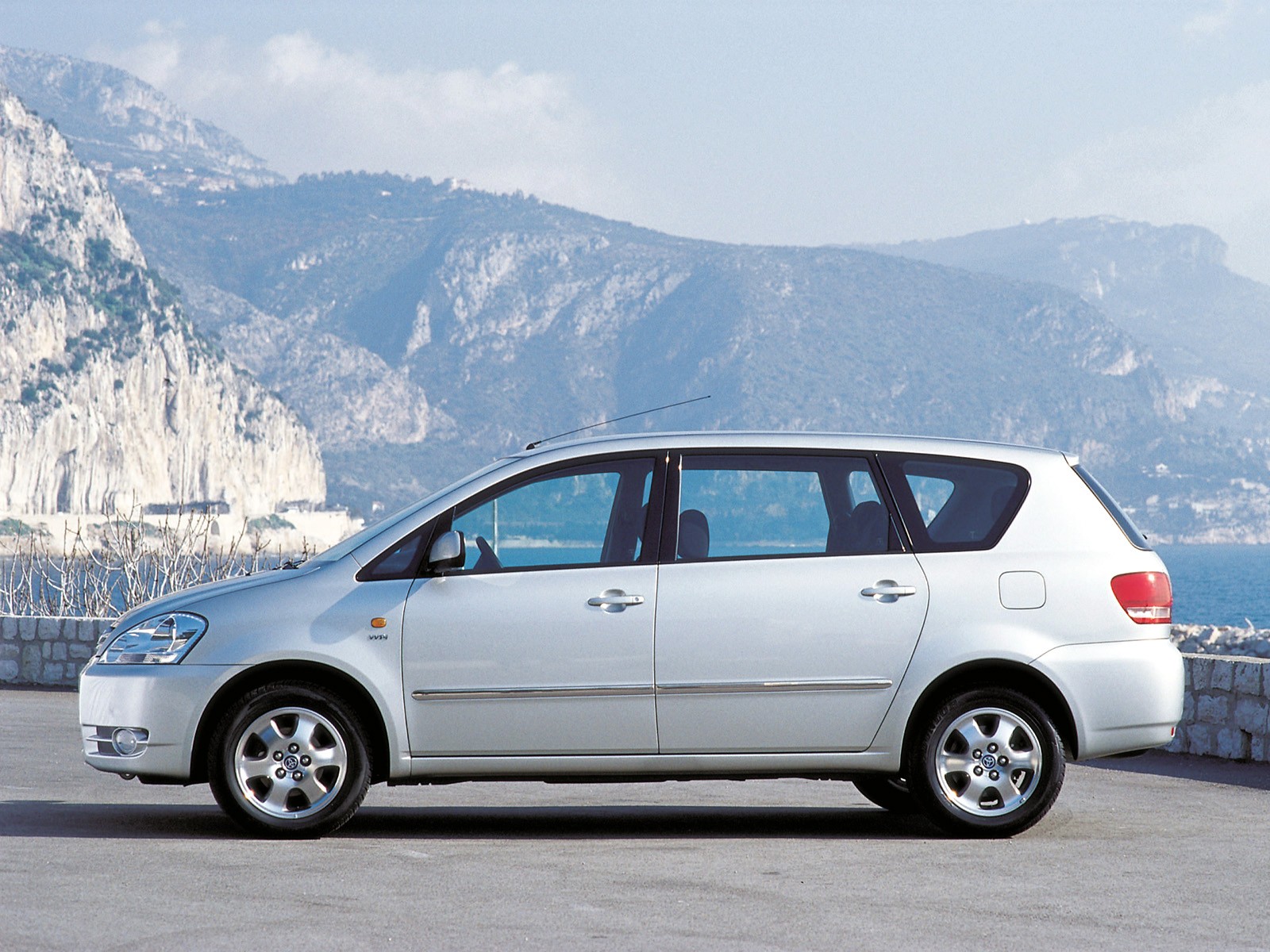 Toyota Avensis Verso photo 29