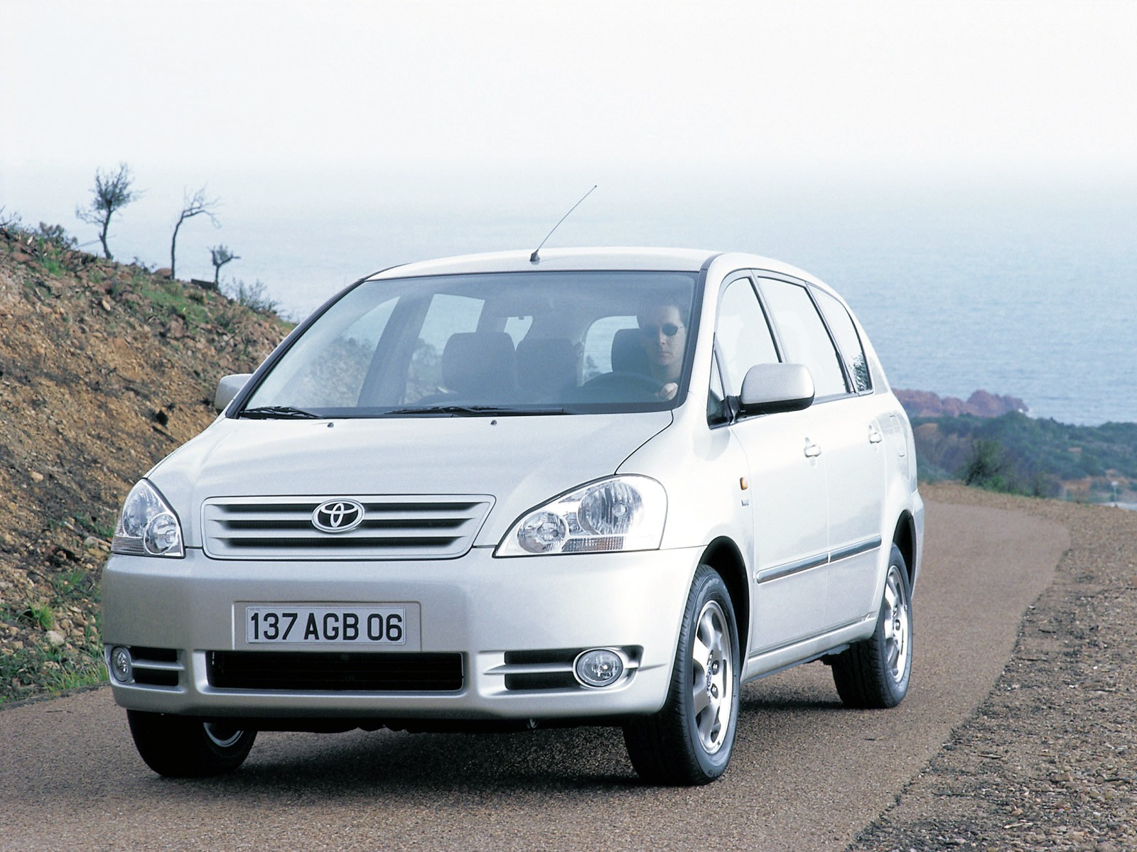 Toyota Avensis Verso photo 30