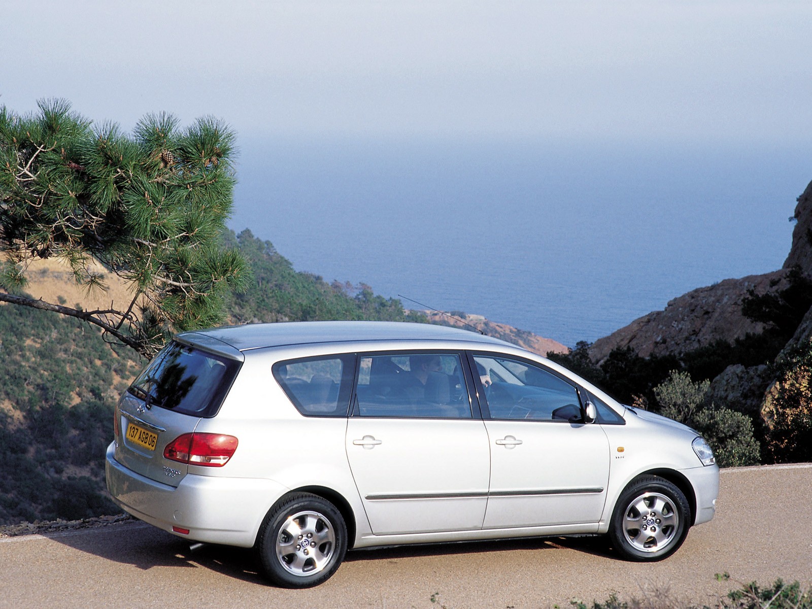 Toyota Avensis Verso photo 32