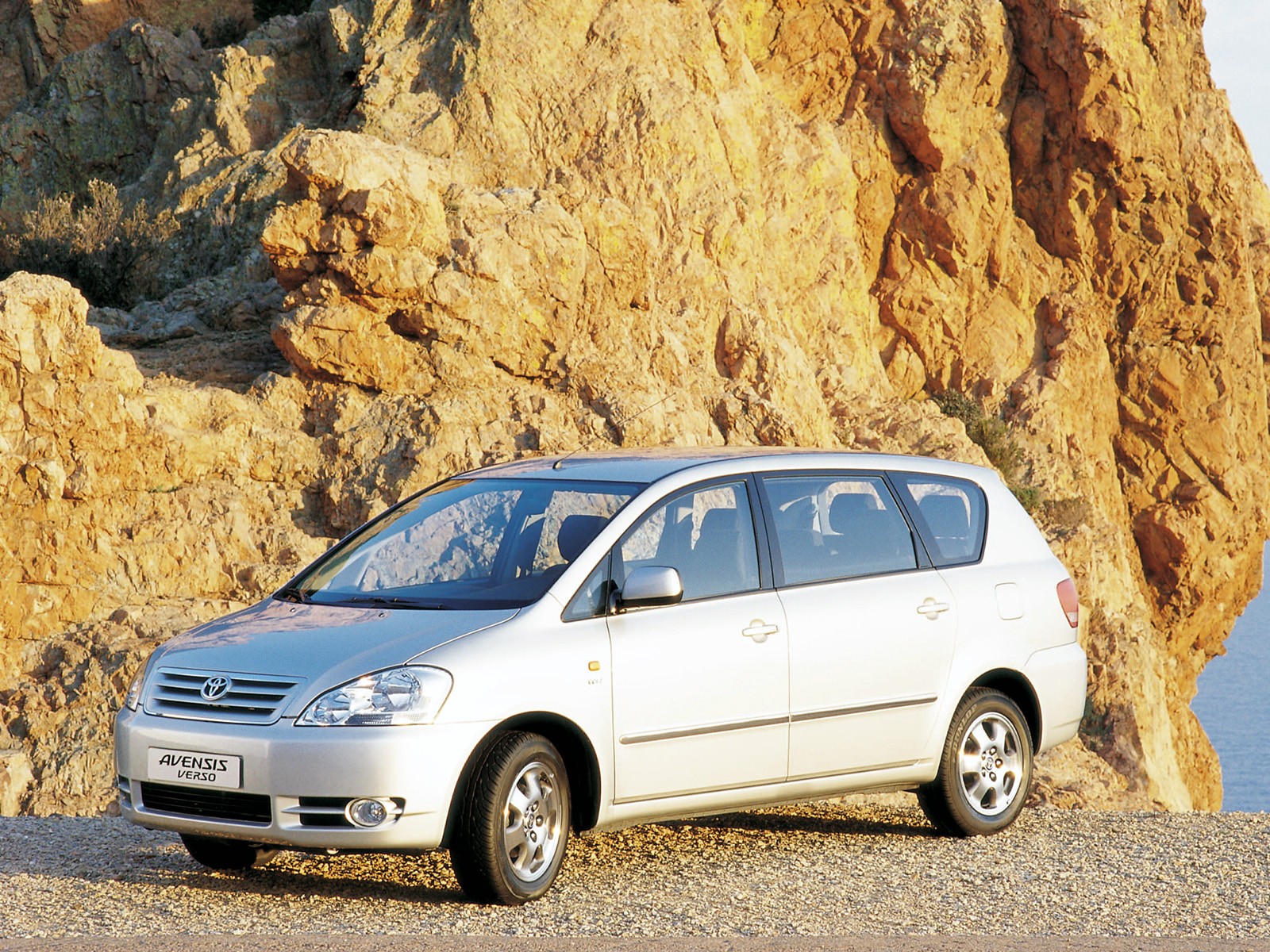 Toyota Avensis Verso photo 34