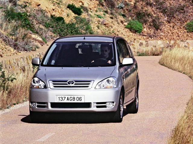 Toyota Avensis Verso photo 36