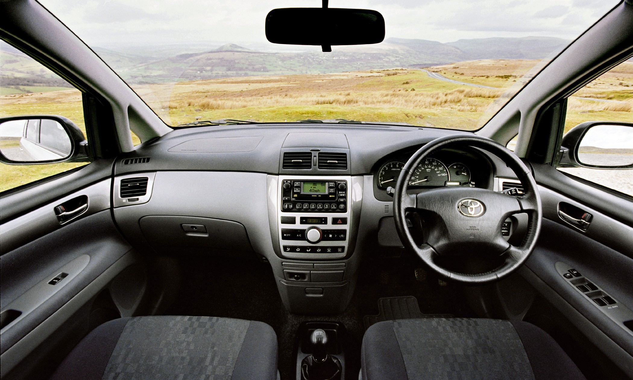 Toyota Avensis Verso photo 40