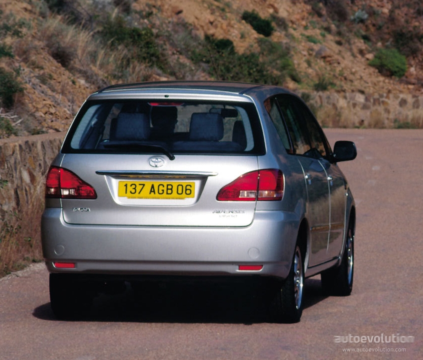 Toyota Avensis Verso photo 3