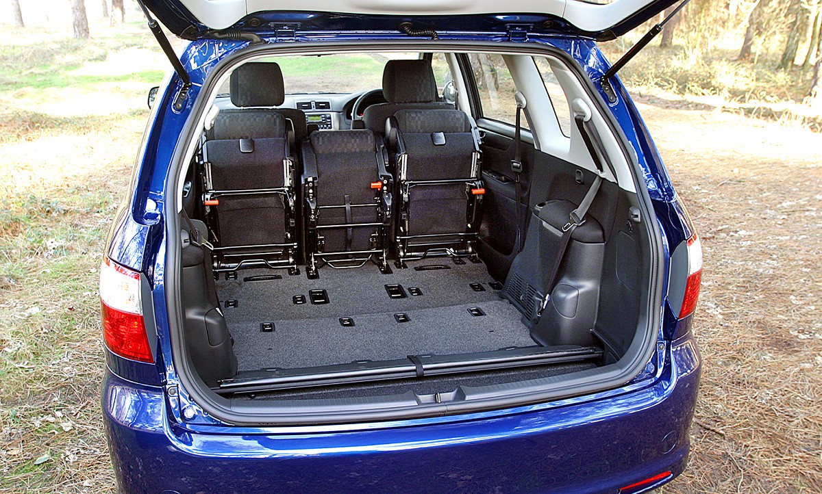 Toyota Avensis Verso photo 42