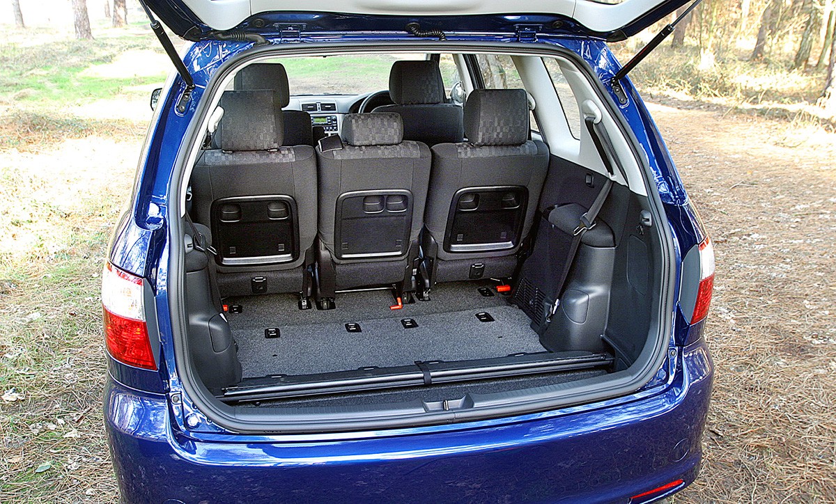 Toyota Avensis Verso photo 43