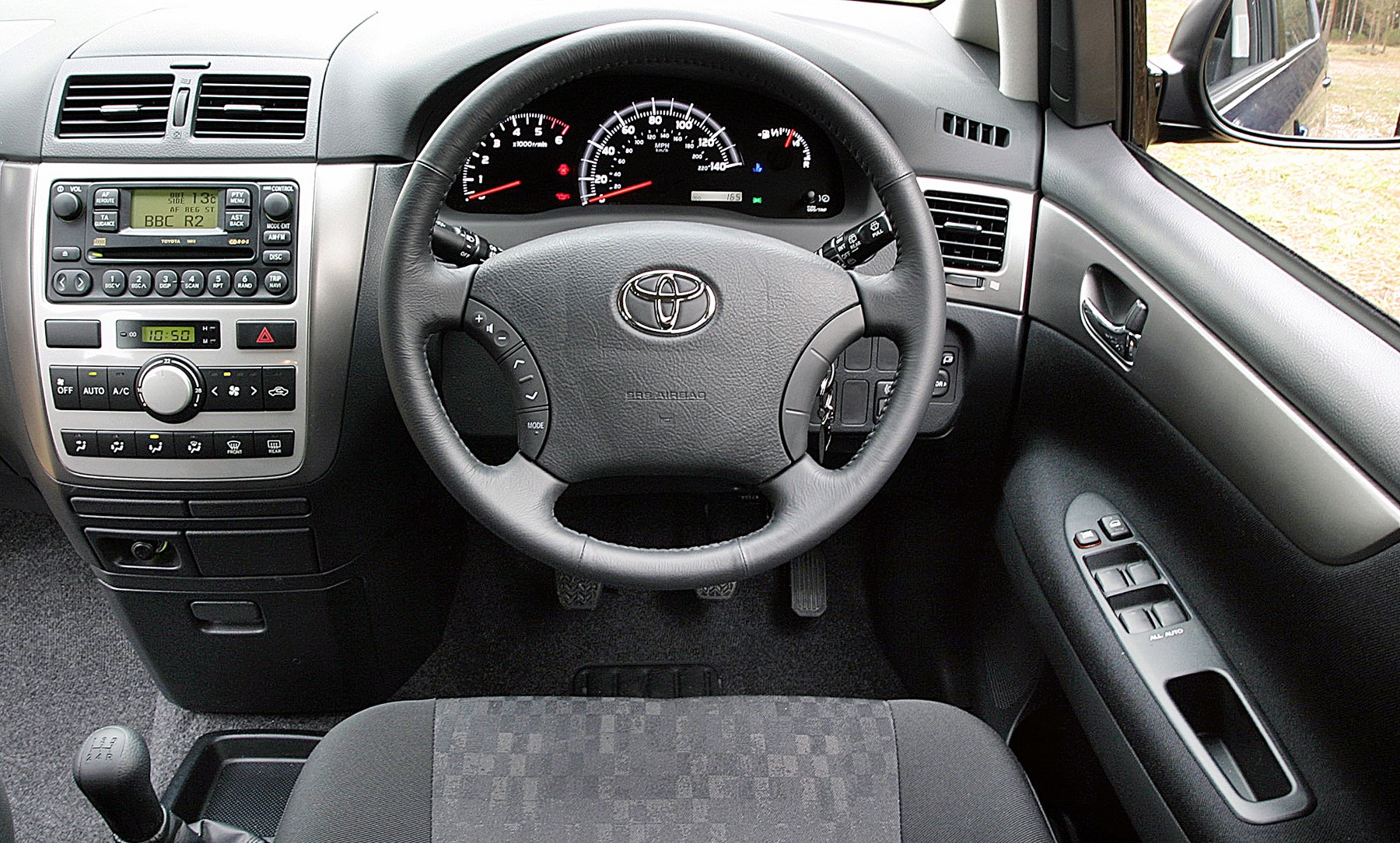 Toyota Avensis Verso photo 45