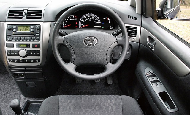 Toyota Avensis Verso foto 45