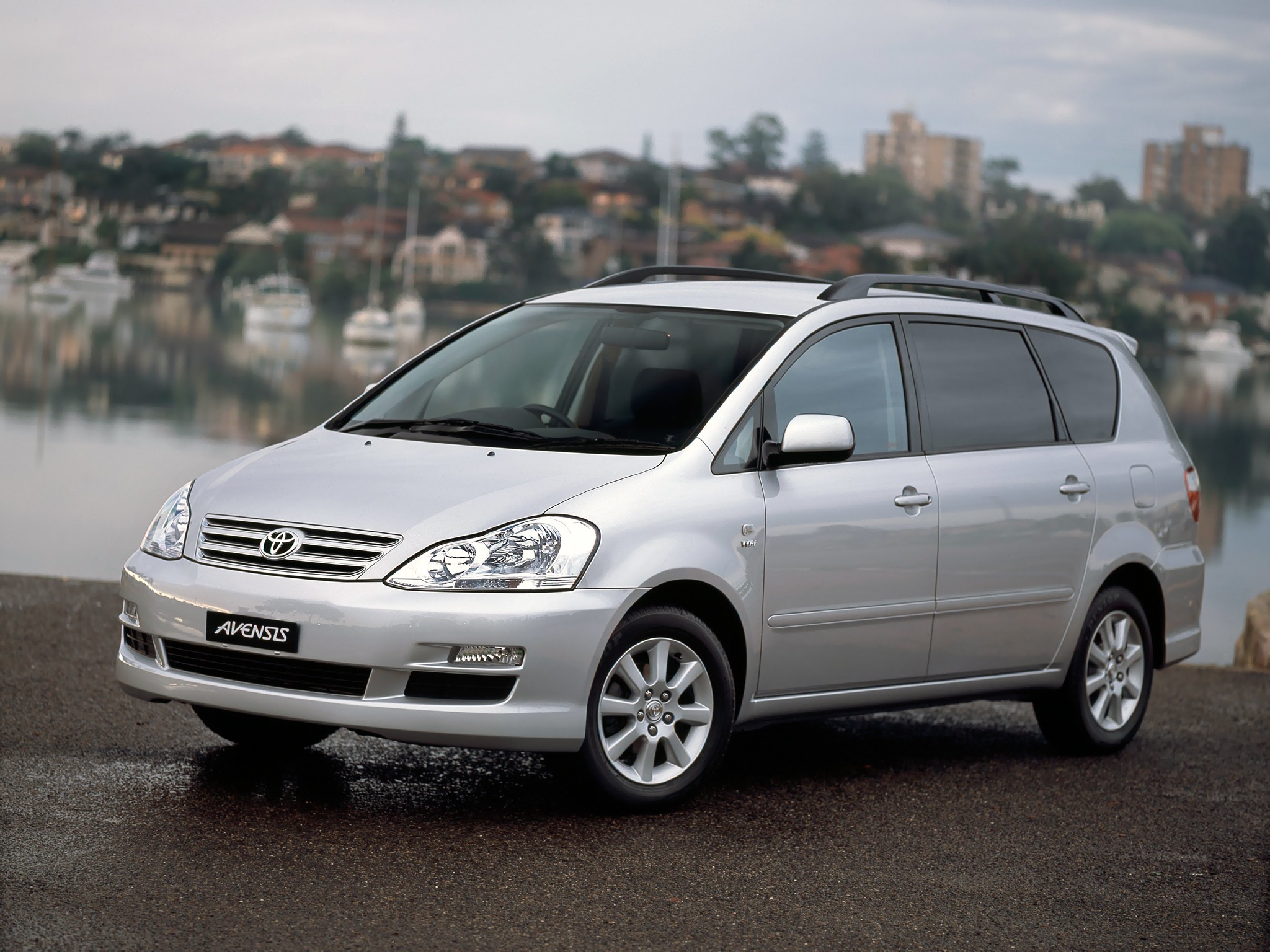 Toyota Avensis Verso photo 9