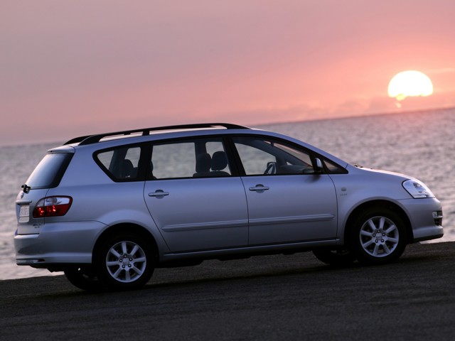 Toyota Avensis Verso foto 18