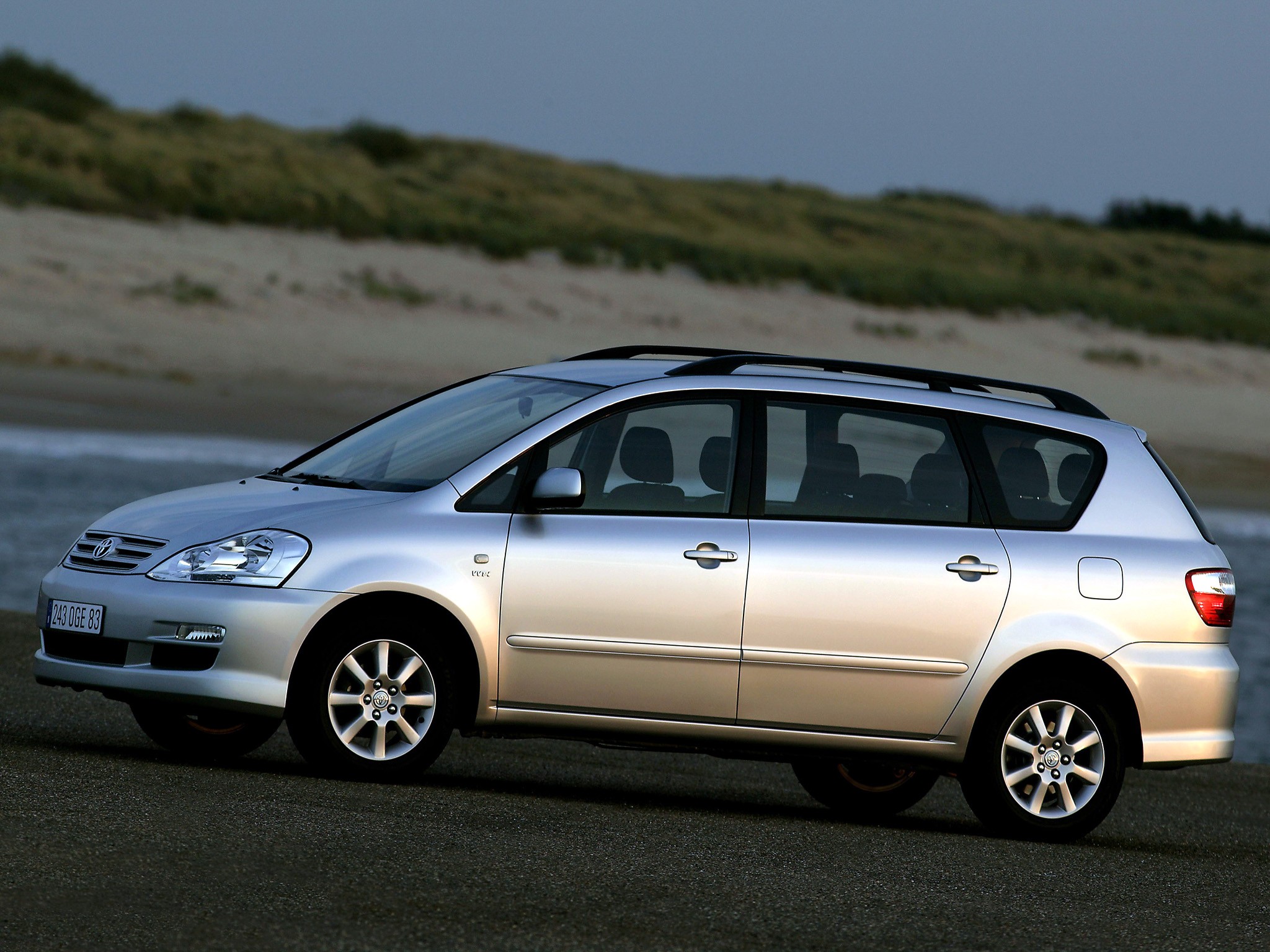 Toyota Avensis Verso photo 19