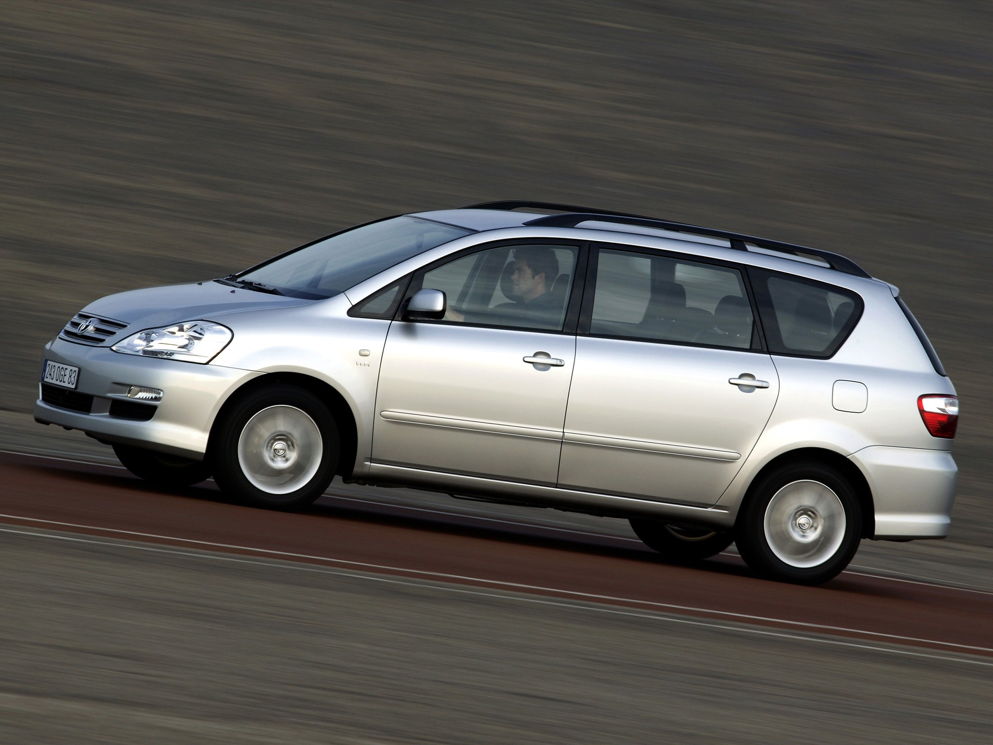 Toyota Avensis Verso photo 21