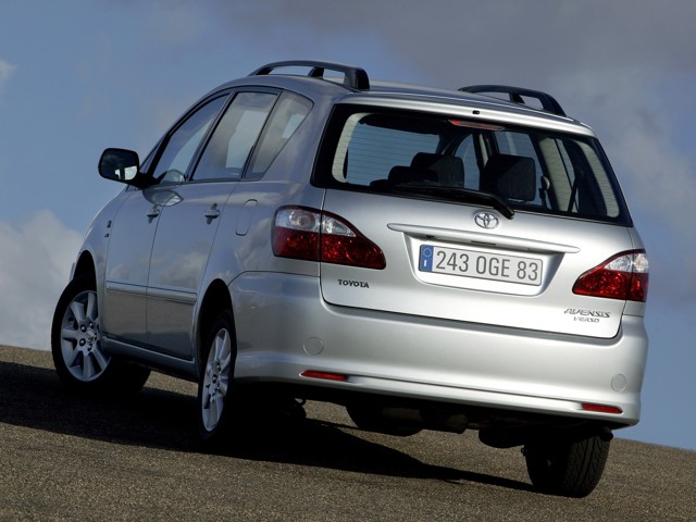 Toyota Avensis Verso foto 24