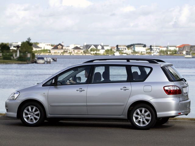 Toyota Avensis Verso foto 30