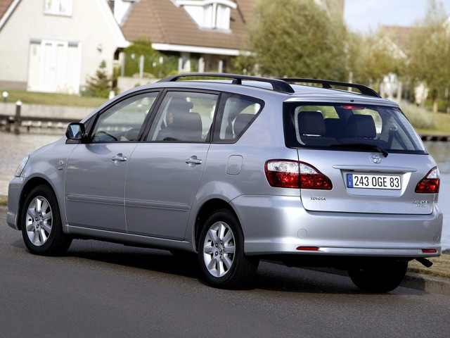 Toyota Avensis Verso foto 31