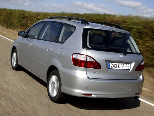 Toyota Avensis Verso foto 32