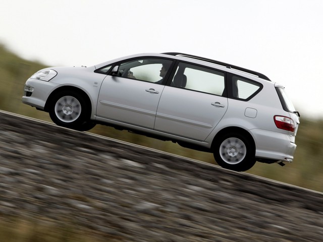 Toyota Avensis Verso foto 33