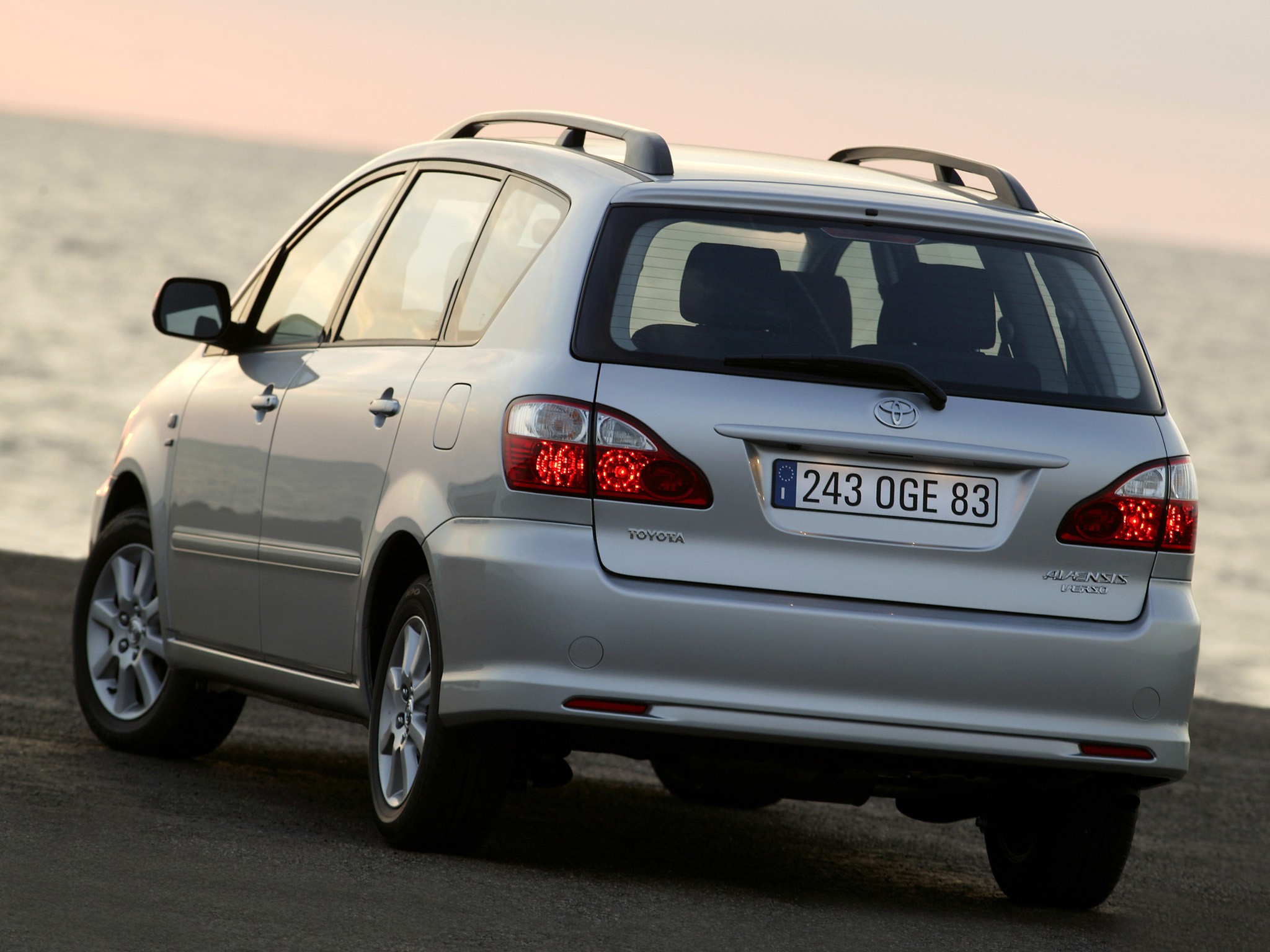 Toyota Avensis Verso photo 34
