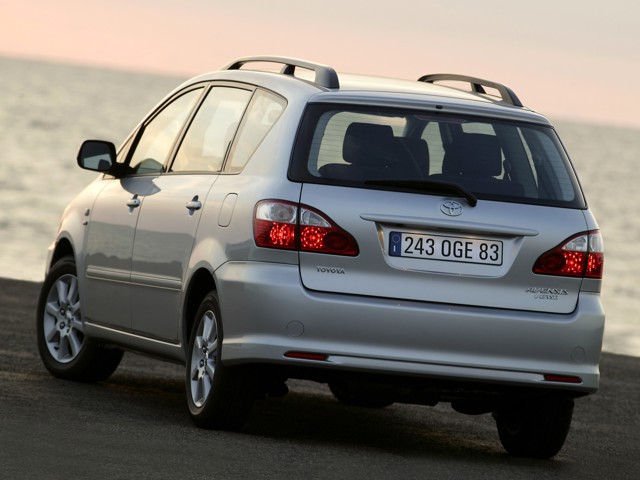 Toyota Avensis Verso foto 34