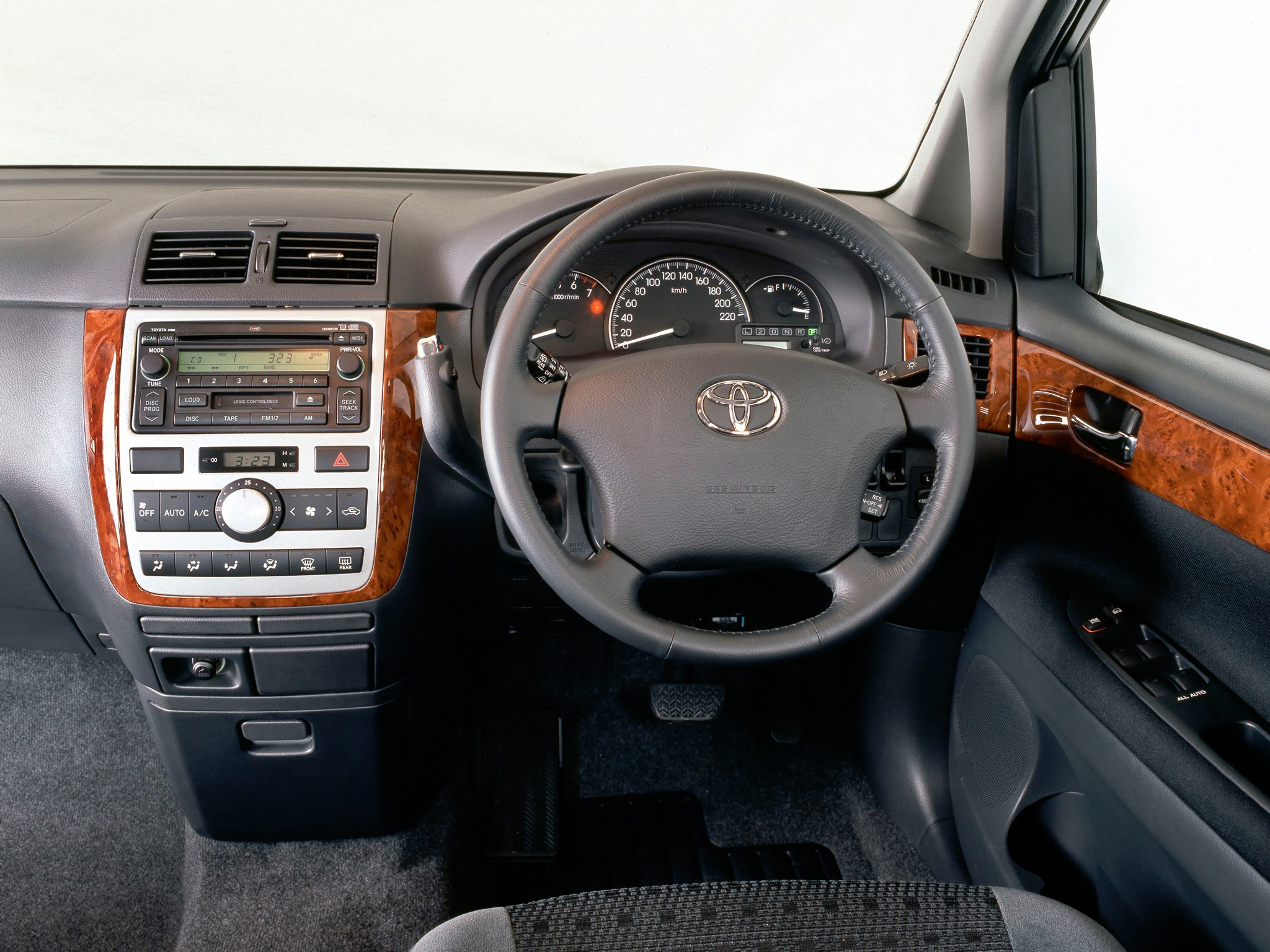 Toyota Avensis Verso photo 40