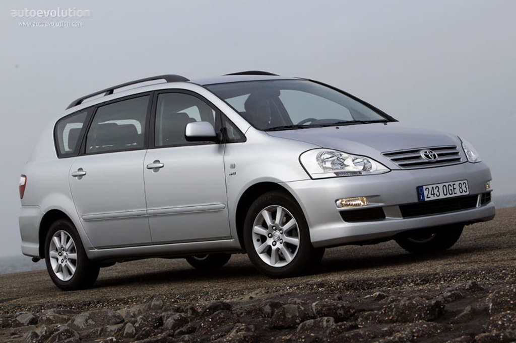 Toyota Avensis Verso photo 2