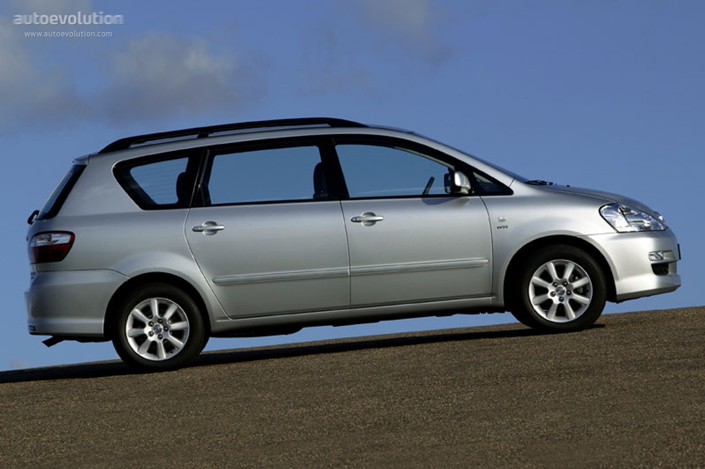 Toyota Avensis Verso photo 3