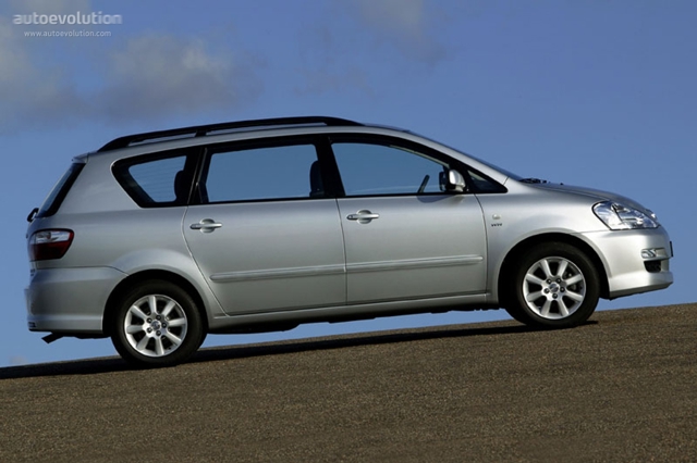 Toyota Avensis Verso foto 3