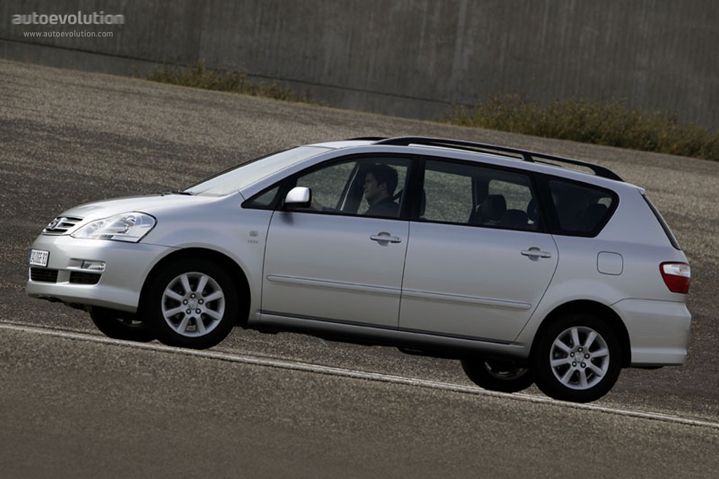 Toyota Avensis Verso photo 4