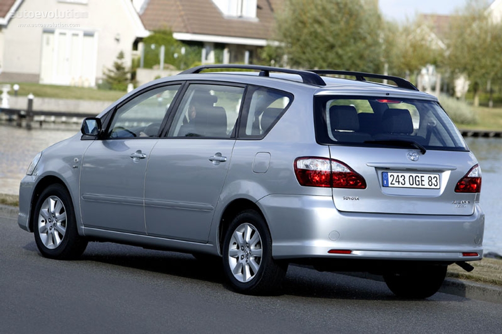 Toyota Avensis Verso photo 5