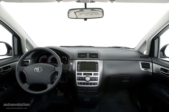 Toyota Avensis Verso foto 38