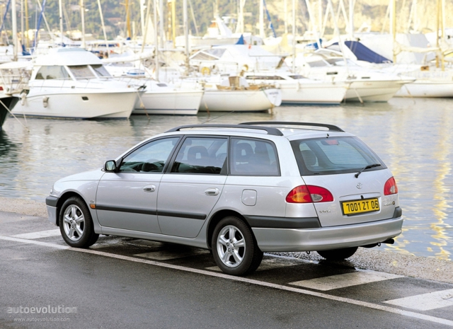 Toyota Avensis Wagon foto 2