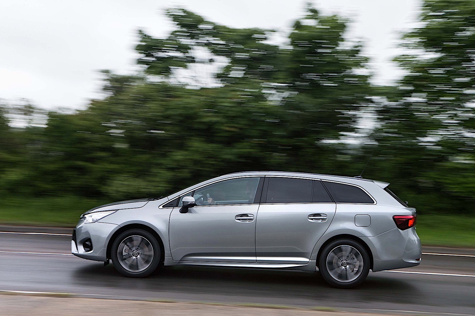 Toyota Avensis Wagon photo 2