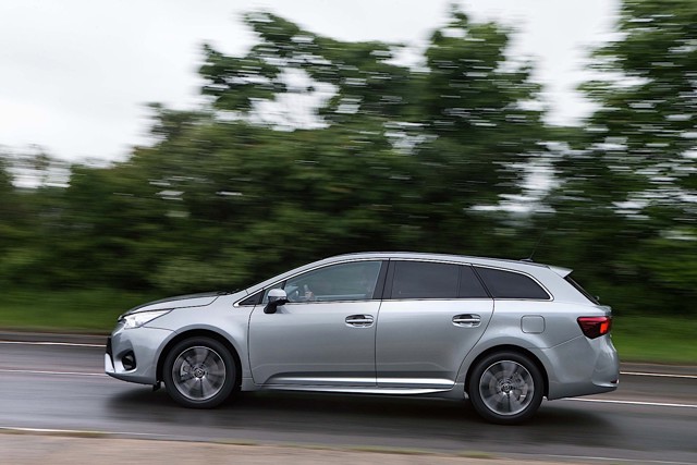 Toyota Avensis Wagon foto 2