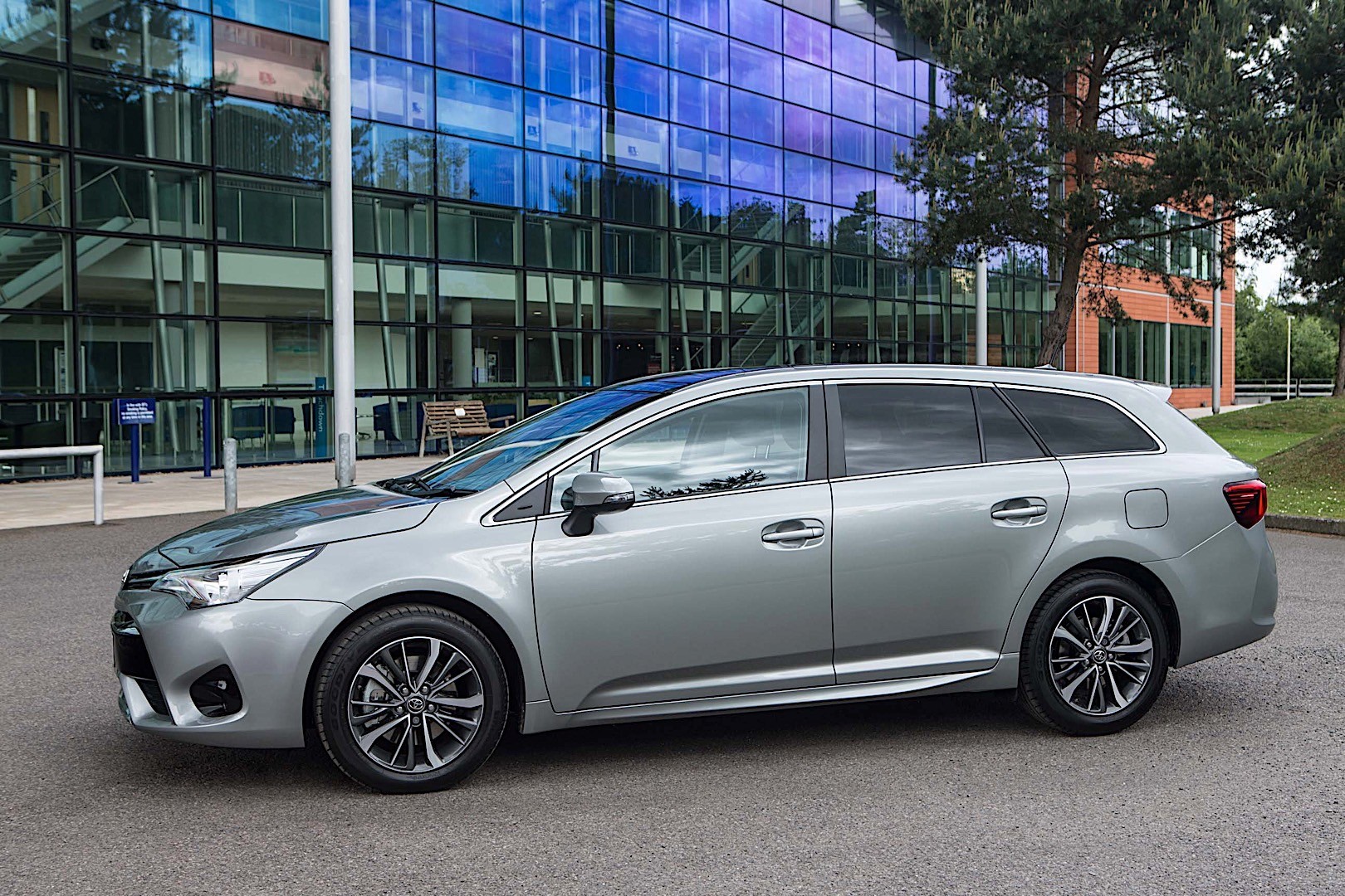 Toyota Avensis Wagon photo 3