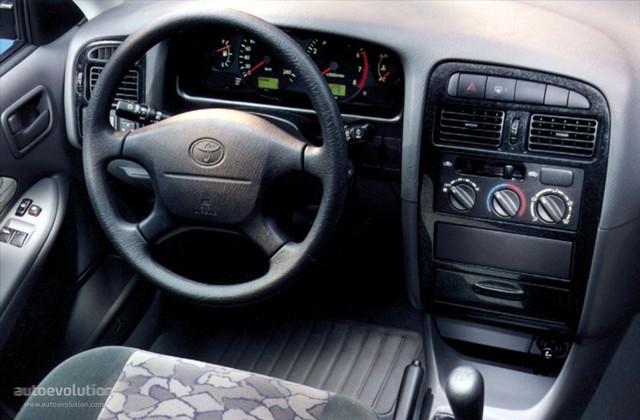 Toyota Avensis foto 13