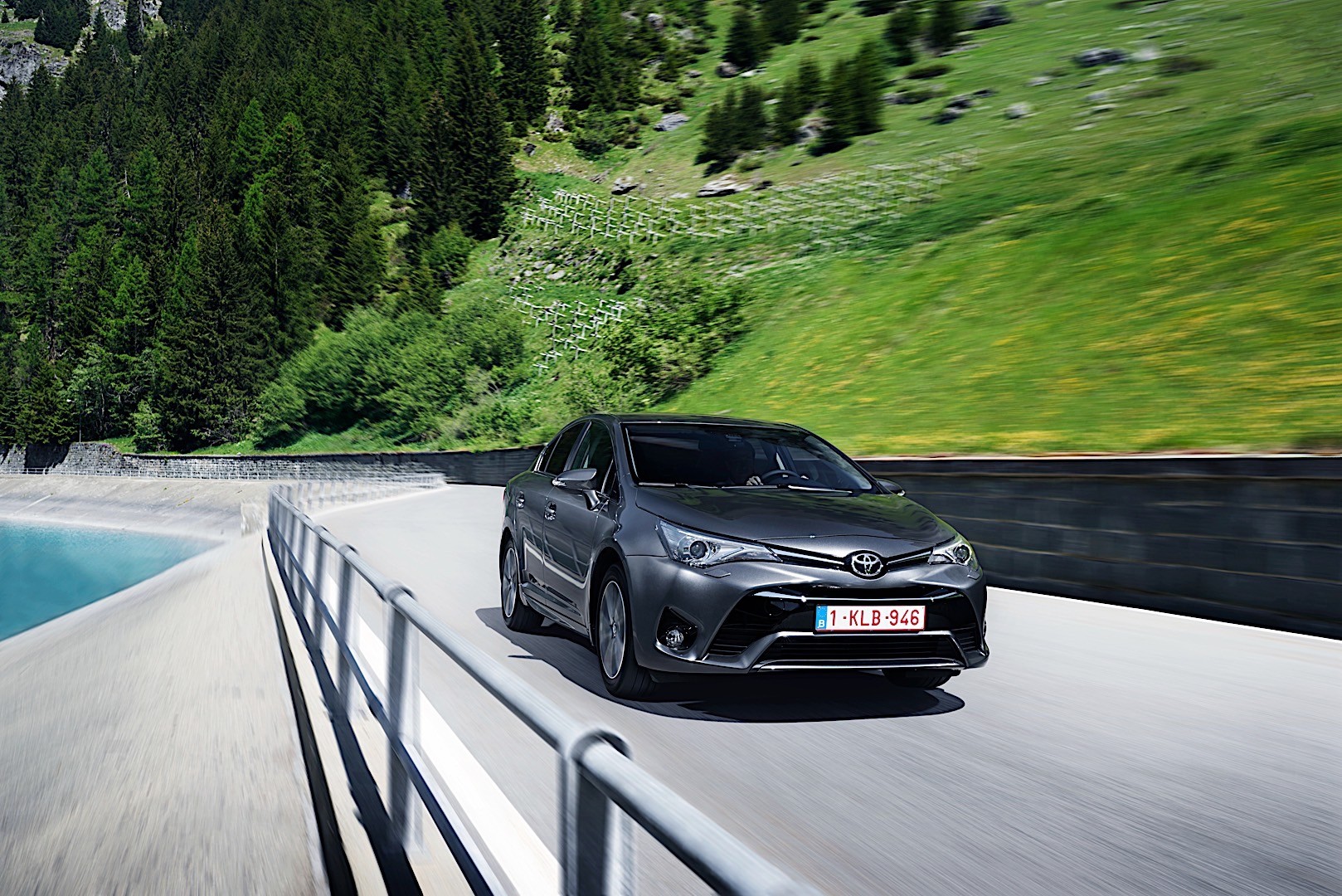 Toyota Avensis photo 4