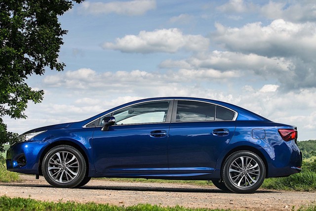 Toyota Avensis foto 9