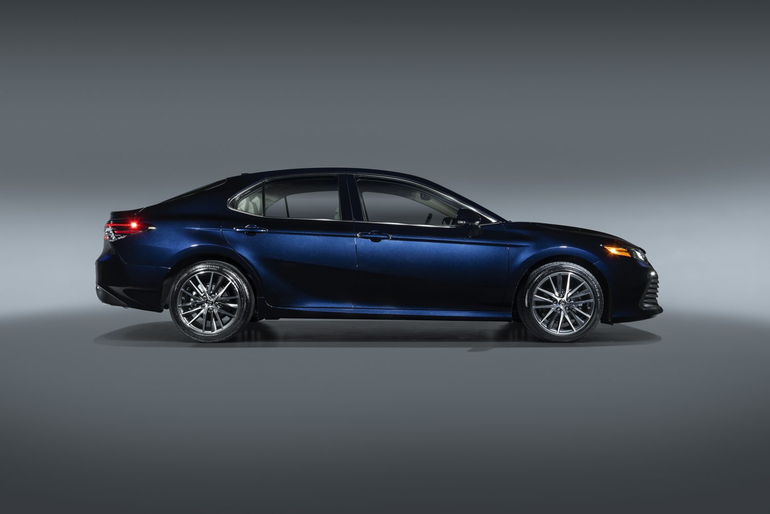 Toyota Camry photo 2
