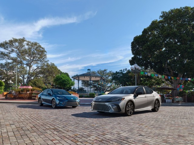 Toyota Camry photo 2