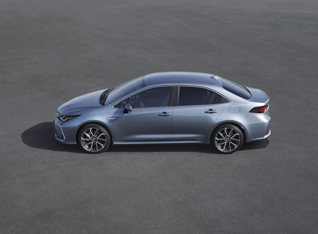 Toyota Corolla Sedan photo 2