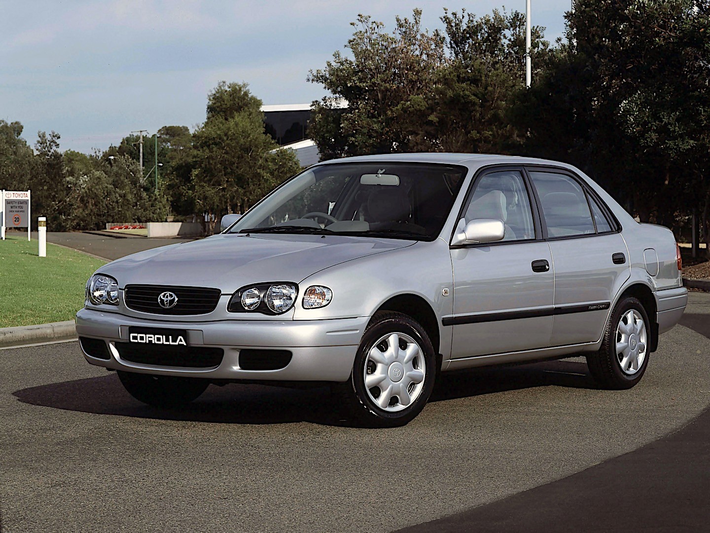Toyota Corolla Sedan photo 11