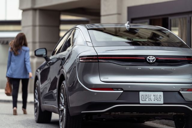 Toyota Crown Suv photo 4