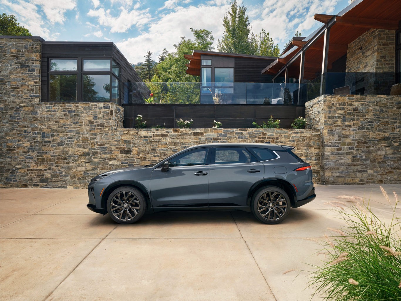 Toyota Crown Suv photo 4