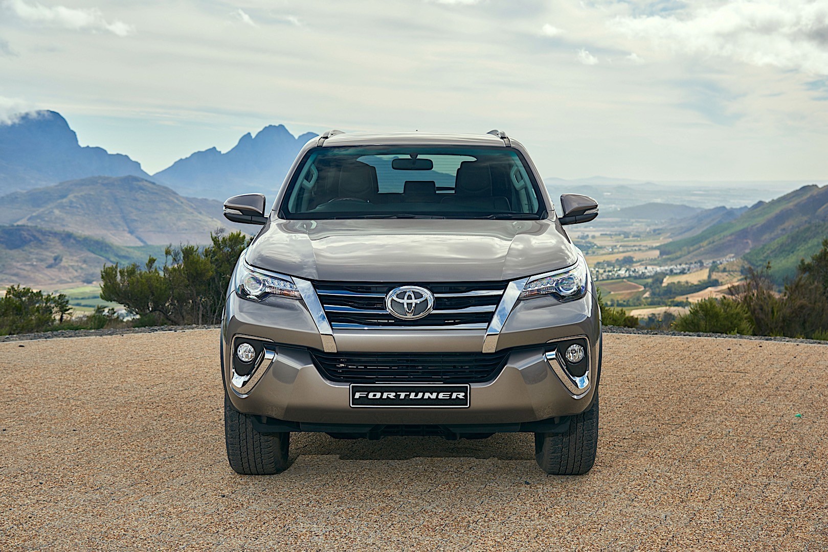 Toyota Fortuner photo 2