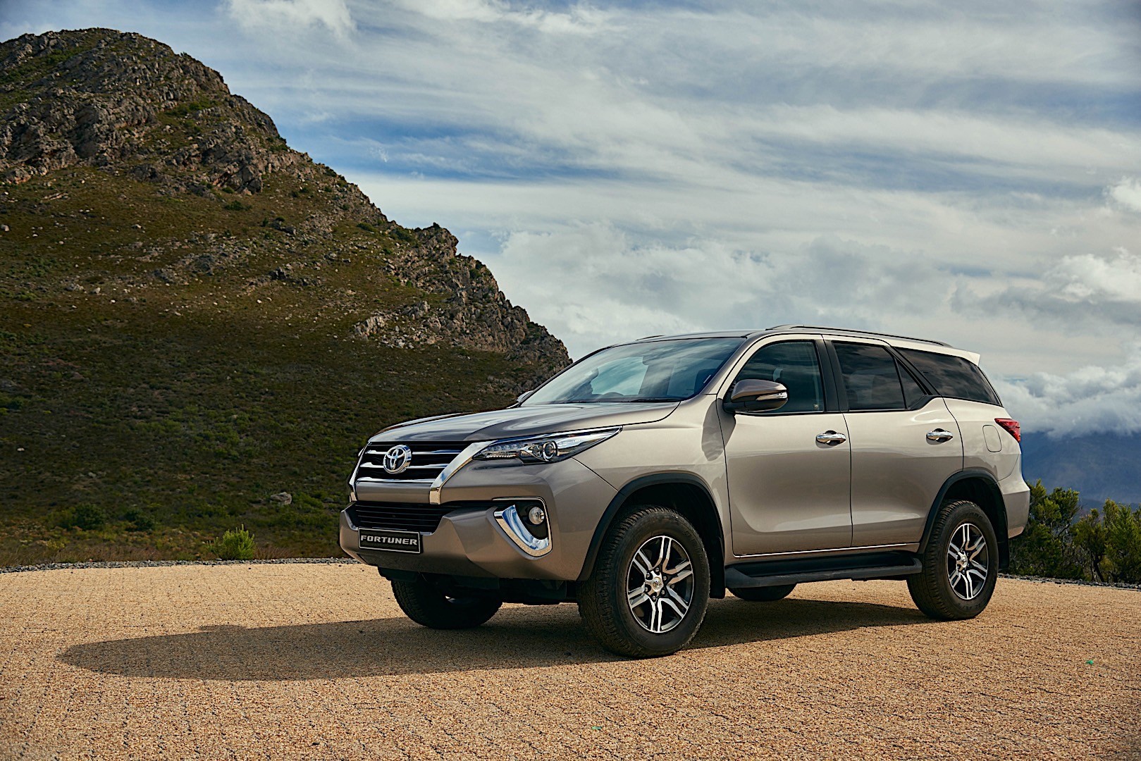 Toyota Fortuner photo 6