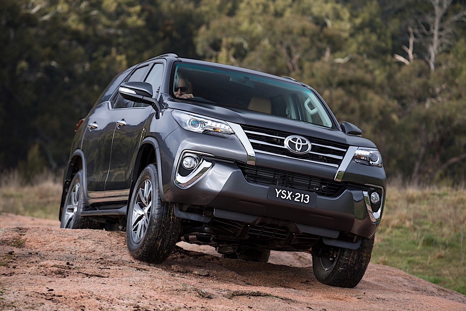 Toyota Fortuner photo 12