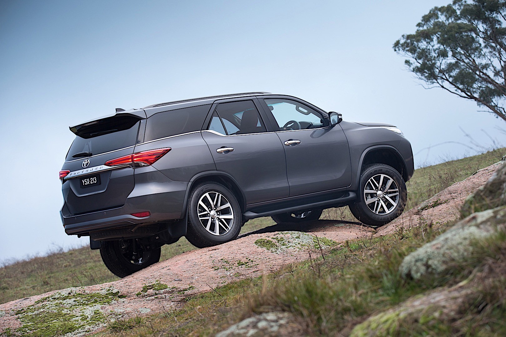 Toyota Fortuner photo 18