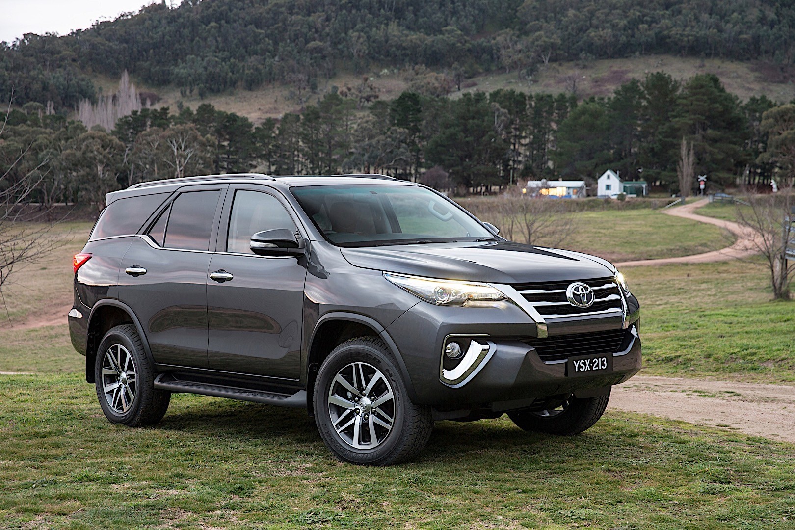 Toyota Fortuner photo 23