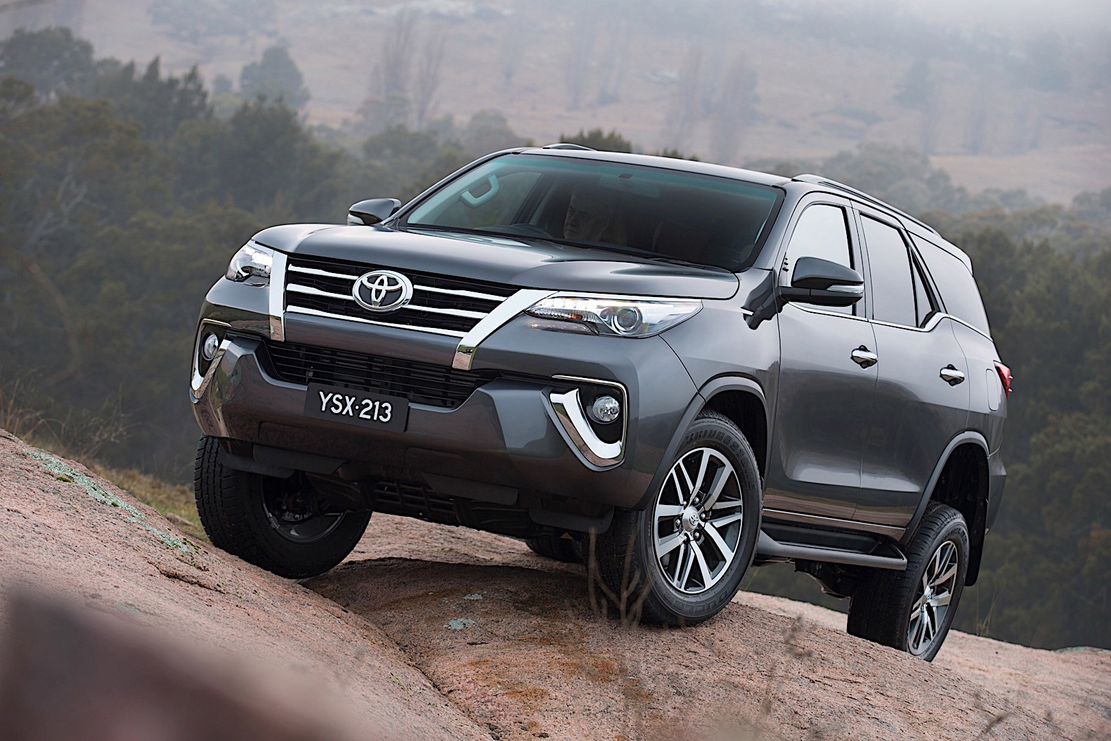 Toyota Fortuner photo 30